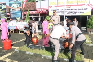 Tradisi Siram Kembang Warnai Kenaikan Pangkat Anggota Polri Polres Jembrana Periode 1 Juli 2023