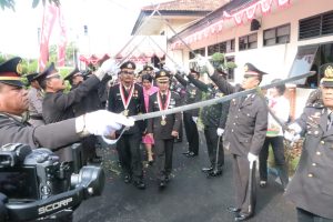 Tradisi Pedang Pora Warnai Pelepasan Personil Polres Jembrana yang Memasuki Purnabakti