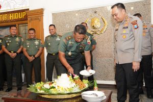 Polrestabes Surabaya Diduduki Secara Tiba-tiba oleh Prajurit Korem 084/BJ yang dipimpin Langsung oleh Danrem