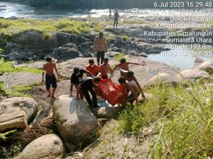 Polsek Tanah Jawa Resor Simalungun Lakukan Evakuasi Mayat di liran Sungai