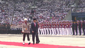 Jokowi jalan kaki periksa pasukan agar rumput GBK tidak rusak