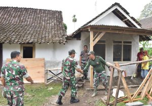 Kasdim 0825/Banyuwangi Tinjau Lokasi Rumah Penerima Program RUTILAHU di Kalibaru