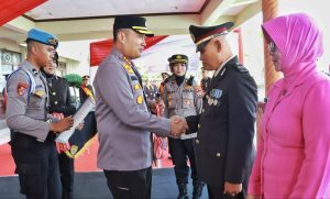 Tradisi Pedang Pora Iringi 6 Purnabakti Bhayangkara Polresta Banyuwangi