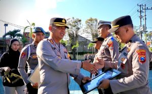 Polresta Banyuwangi Berikan Penghargaan Kepada Anggota Berprestasi