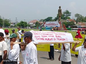 Warga Desa Sidorejo Doko Gelar Aksi Damai di Depan Kantor Bupati Blitar, Ajukan Beberapa Tuntutan