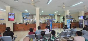 SAMSAT KRAKSAAN MELAKSANAKAN PELAYANAN PRIMA DENGAN PROGRAM ,,POLANTAS MENYAPA,