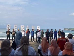 Kajari Bersama Bupati Blitar Ajak Warga Rawat Ekosistem Pantai , Lewat Aksi GETAR KASIH