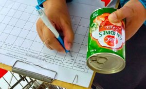 PETUGAS TEMUKAN PULUHAN KALENG RUSAK HINGGA PRODUK KADALUARSA, SAAT SIDAK MAMIN