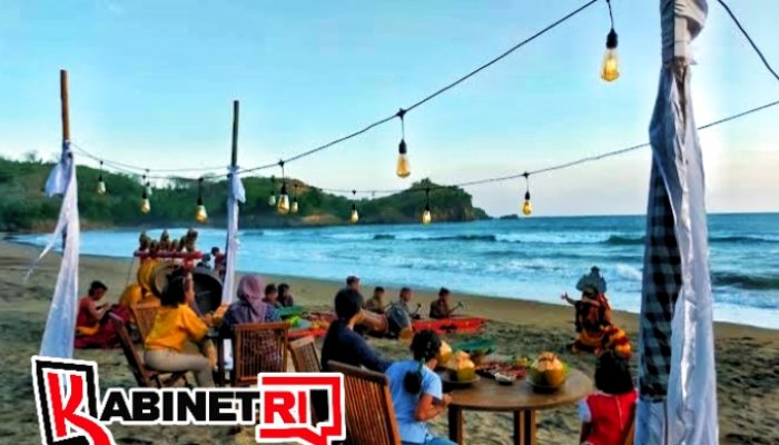 Tahun Baru 2026, Pantai Serang Blitar Diserbu 19 Ribu Wisatawan, Sunset Jadi Magnet Utama