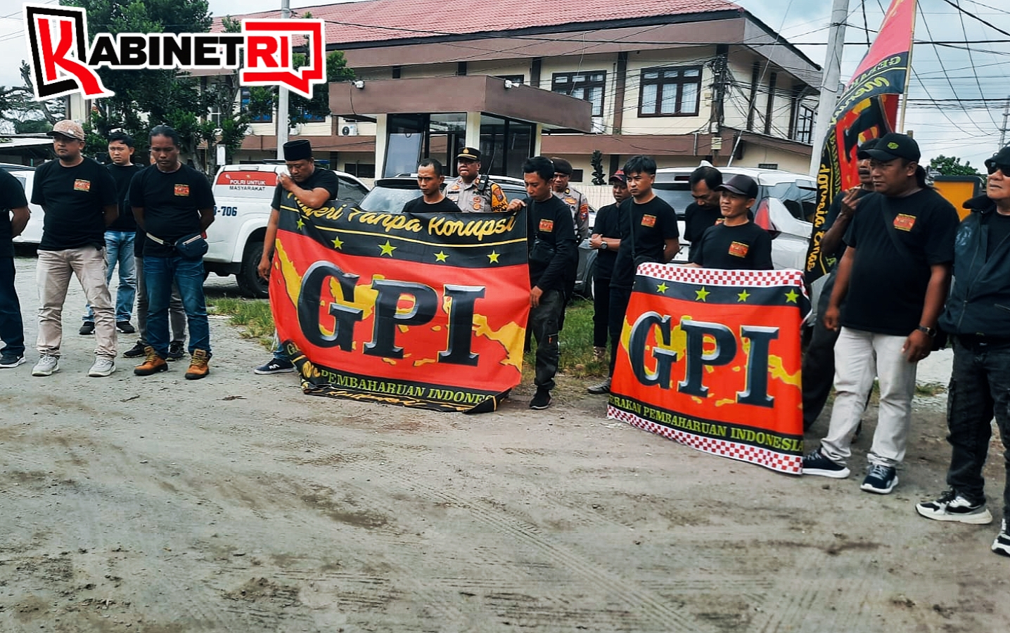 Aksi unjuk rasa di depan Mapolres Blitar