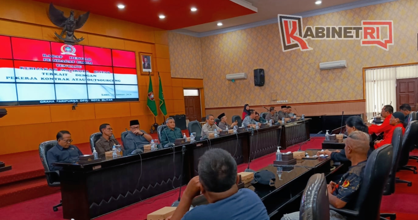 Didampingi Gerbang Pejuang Nusantara (GPN), puluhan pekerja yang dirumahkan menggelar hearing bersama DPRD Kota Blitar,