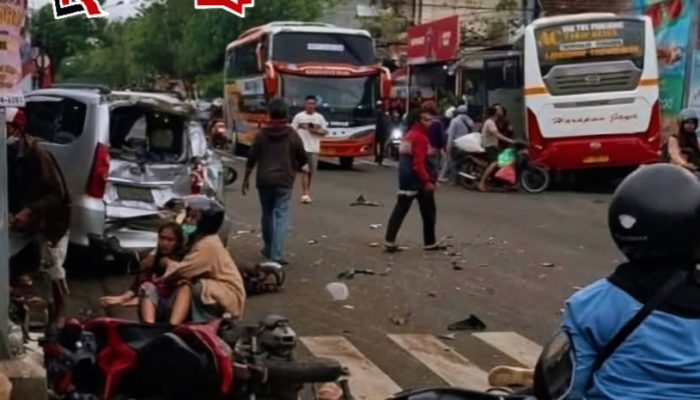 Bus Harapan Jaya Diduga Terobos Lampu Merah di Simpang Muning Kediri, Tabrakan Beruntun Lukai Empat Orang