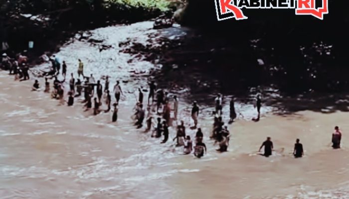 Arus Deras Saat Flushing Sungai Brantas Seret Warga di Blitar, Satu Orang Belum Ditemukan