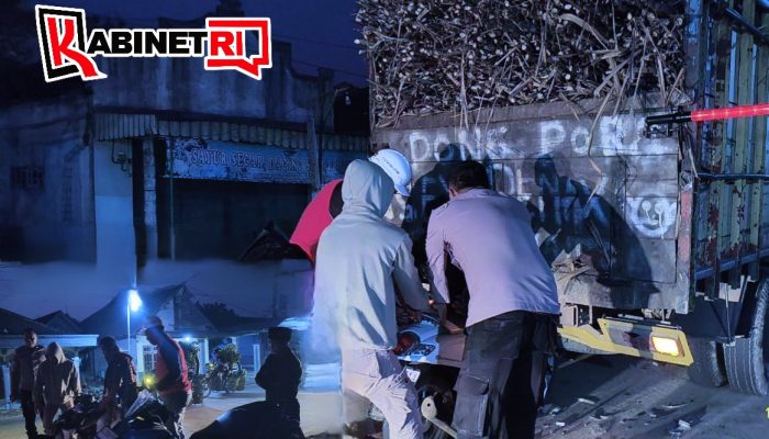 Pengendara Honda Scoopy Tabrak Truk Tebu yang Parkir di Depan RMI Rejoso Blitar, Wanita 21 Tahun Luka Berat