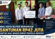 Wali Kota Blitar Serahkan Santunan Jaminan Sosial untuk Ahli Waris Empat Pekerja Rentan