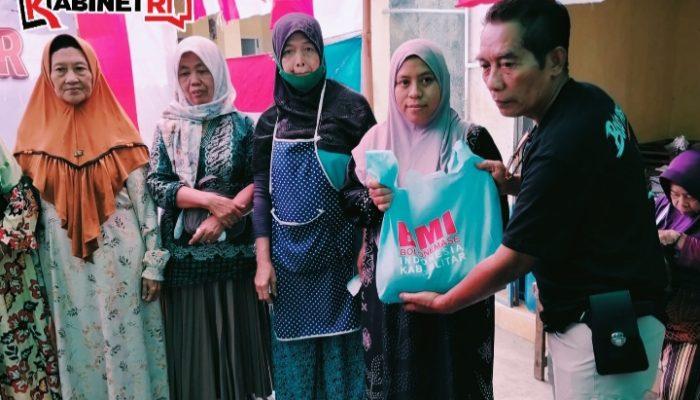 HUT RI ke-81, Bolone Mase Indonesia Blitar Bagikan 50 Paket Sembako kepada Janda Kurang Mampu