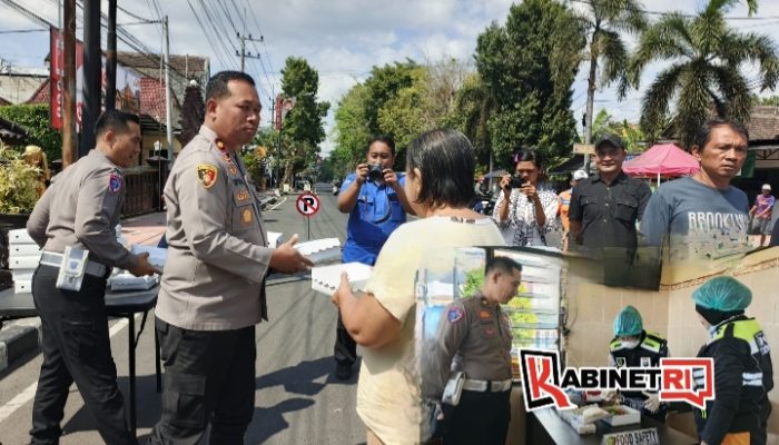 Jumat Berkah Polres Blitar Kota, Makanan Dicek Ketat Sebelum Dibagikan ke Warga
